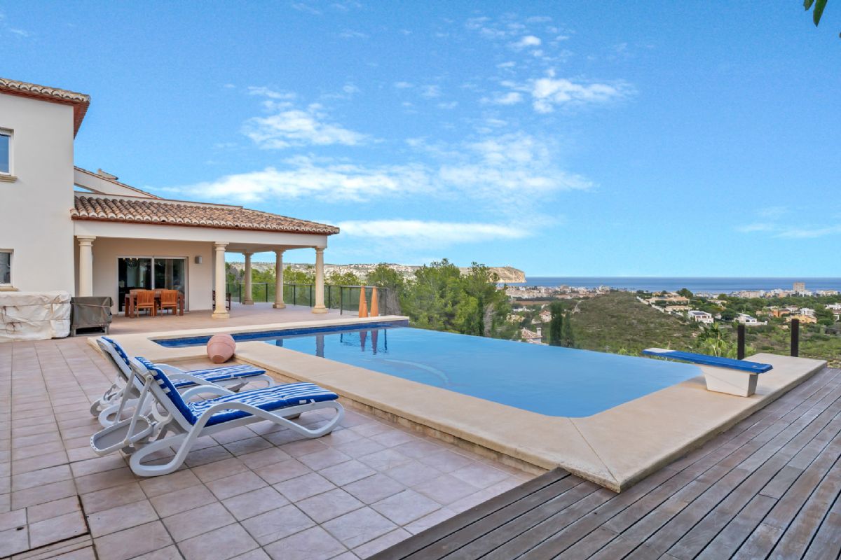 Villa de lujo con espectaculares vistas al mar en Javea cerca de la playa 
Esta exclusiva propiedad, distribuida en tres plantas, se alza sobre una parcela de 1.