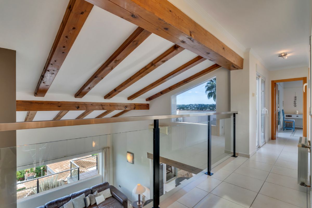 Villa de lujo con espectaculares vistas al mar en Javea cerca de la playa 
Esta exclusiva propiedad, distribuida en tres plantas, se alza sobre una parcela de 1.