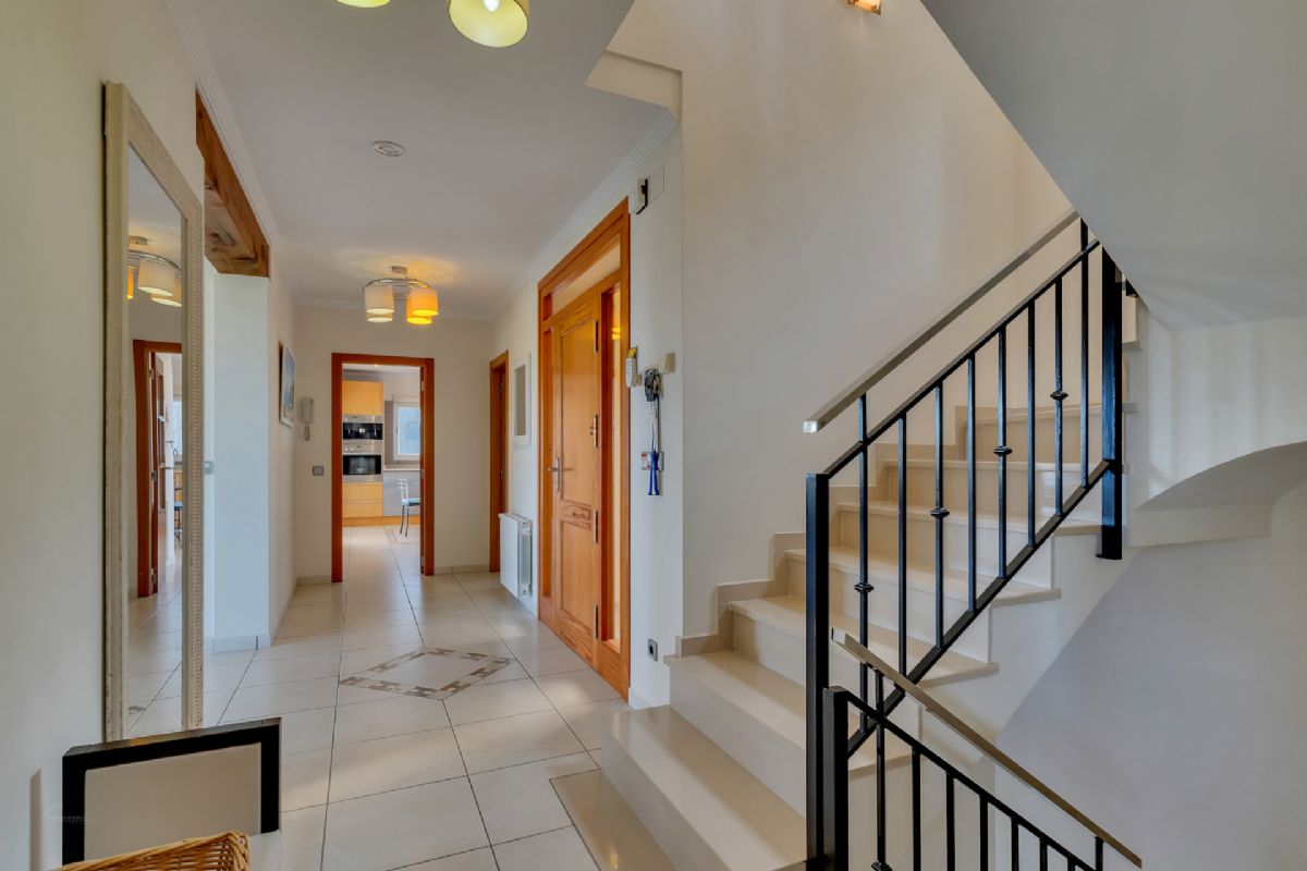 Villa de lujo con espectaculares vistas al mar en Javea cerca de la playa 
Esta exclusiva propiedad, distribuida en tres plantas, se alza sobre una parcela de 1.