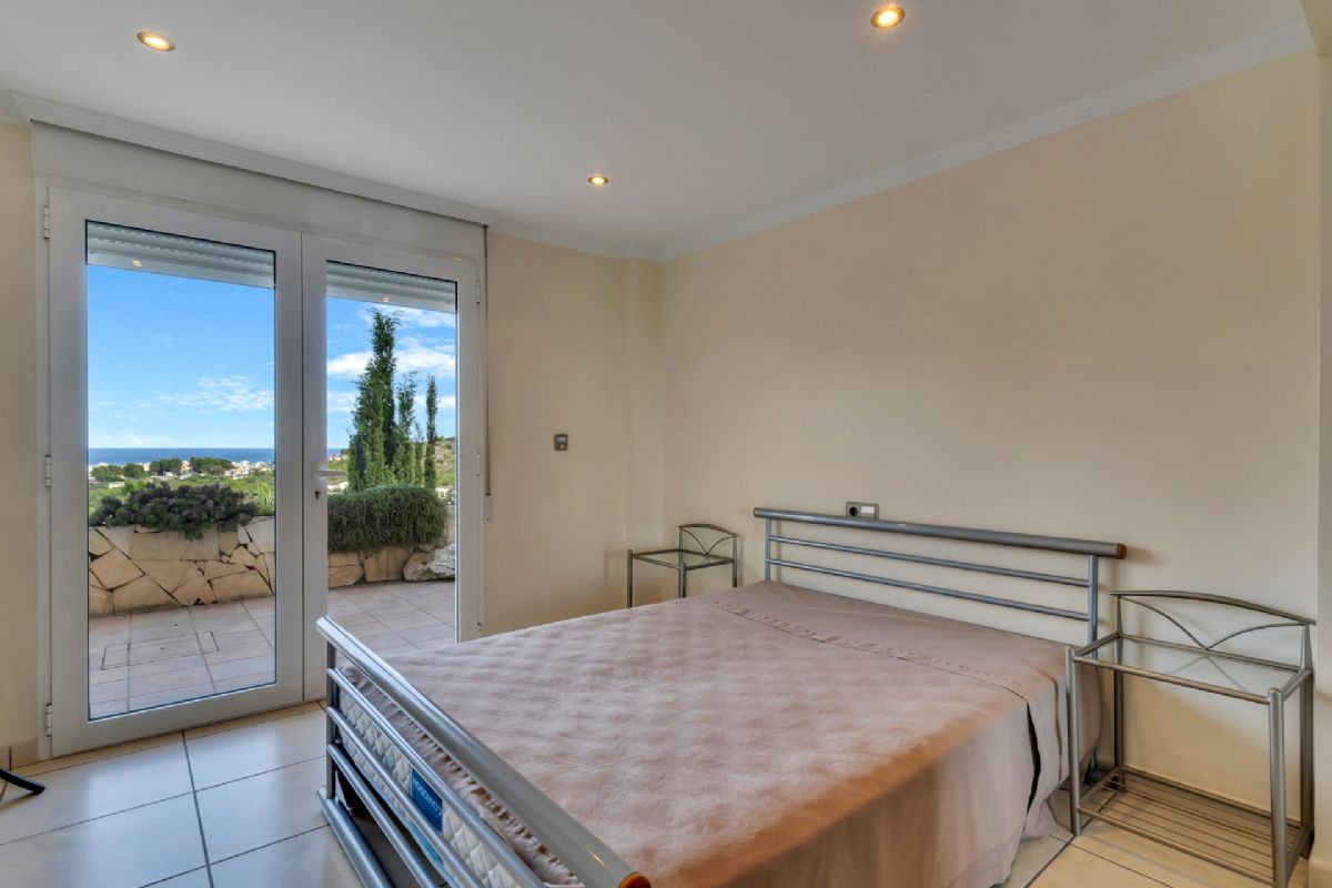 Villa de lujo con espectaculares vistas al mar en Javea cerca de la playa 
Esta exclusiva propiedad, distribuida en tres plantas, se alza sobre una parcela de 1.