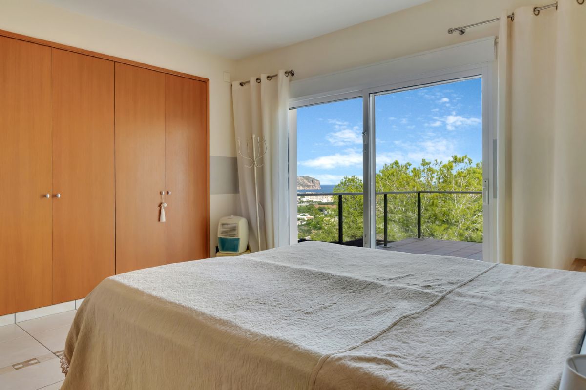 Villa de lujo con espectaculares vistas al mar en Javea cerca de la playa 
Esta exclusiva propiedad, distribuida en tres plantas, se alza sobre una parcela de 1.