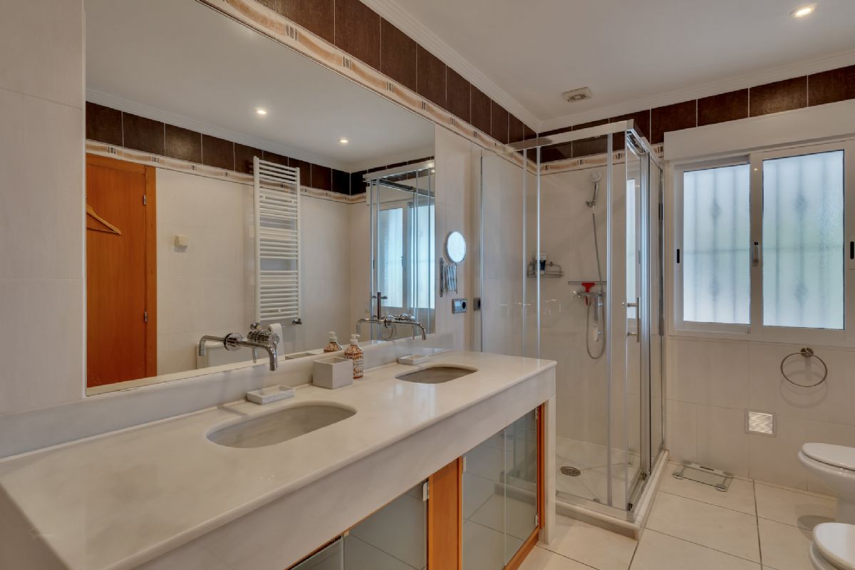 Villa de lujo con espectaculares vistas al mar en Javea cerca de la playa 
Esta exclusiva propiedad, distribuida en tres plantas, se alza sobre una parcela de 1.