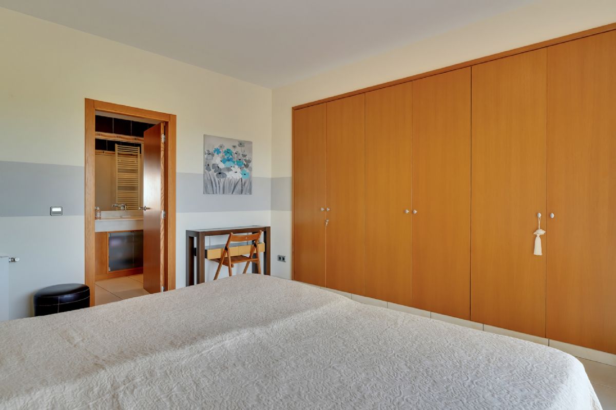 Villa de lujo con espectaculares vistas al mar en Javea cerca de la playa 
Esta exclusiva propiedad, distribuida en tres plantas, se alza sobre una parcela de 1.