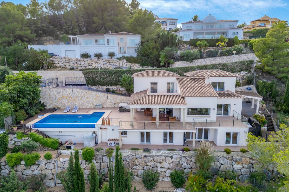 Villa de lujo con espectaculares vistas al mar en Javea cerca de la playa 
Esta exclusiva propiedad, distribuida en tres plantas, se alza sobre una parcela de 1.