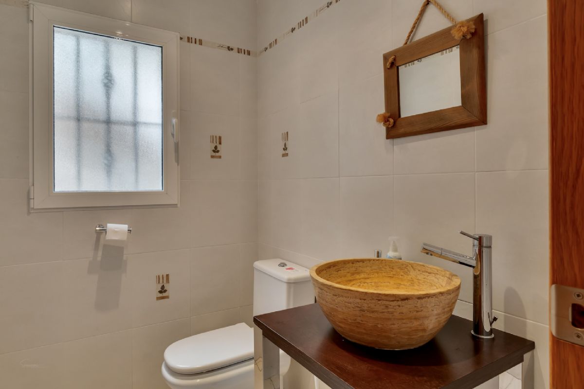 Villa de lujo con espectaculares vistas al mar en Javea cerca de la playa 
Esta exclusiva propiedad, distribuida en tres plantas, se alza sobre una parcela de 1.