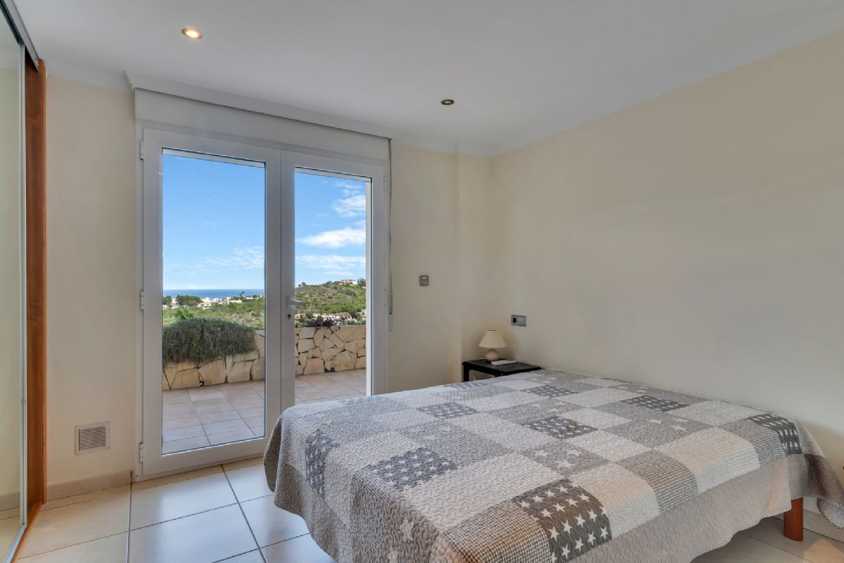 Villa de lujo con espectaculares vistas al mar en Javea cerca de la playa 
Esta exclusiva propiedad, distribuida en tres plantas, se alza sobre una parcela de 1.
