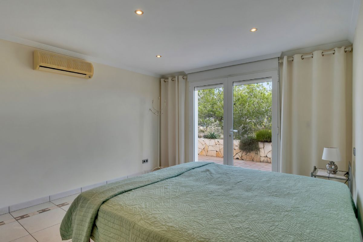 Villa de lujo con espectaculares vistas al mar en Javea cerca de la playa 
Esta exclusiva propiedad, distribuida en tres plantas, se alza sobre una parcela de 1.