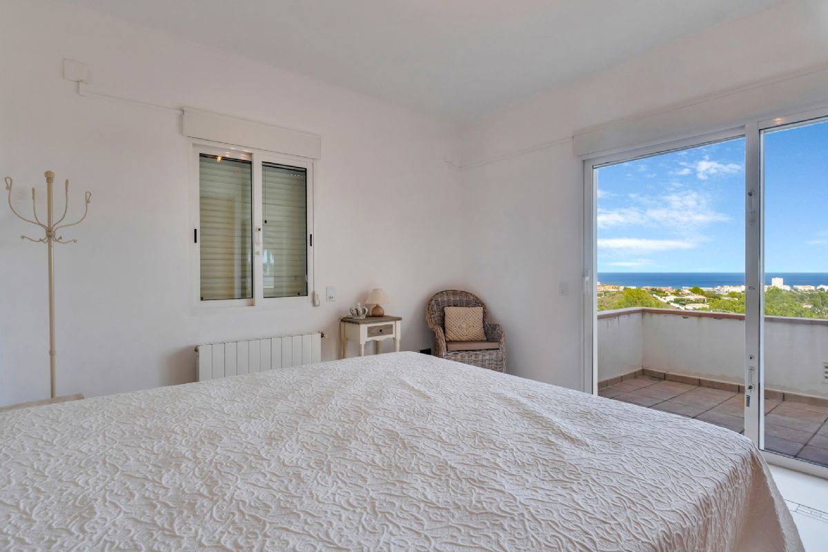 Villa de lujo con espectaculares vistas al mar en Javea cerca de la playa 
Esta exclusiva propiedad, distribuida en tres plantas, se alza sobre una parcela de 1.
