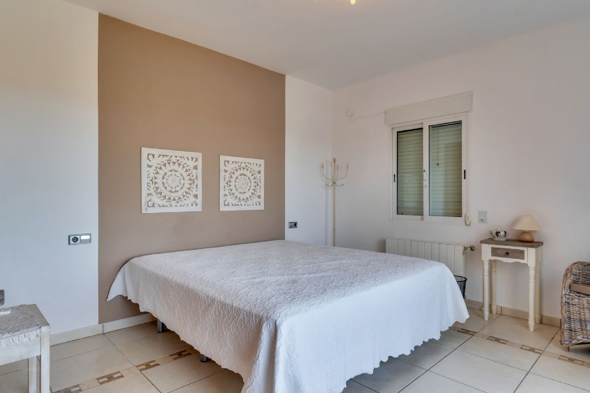 Villa de lujo con espectaculares vistas al mar en Javea cerca de la playa 
Esta exclusiva propiedad, distribuida en tres plantas, se alza sobre una parcela de 1.