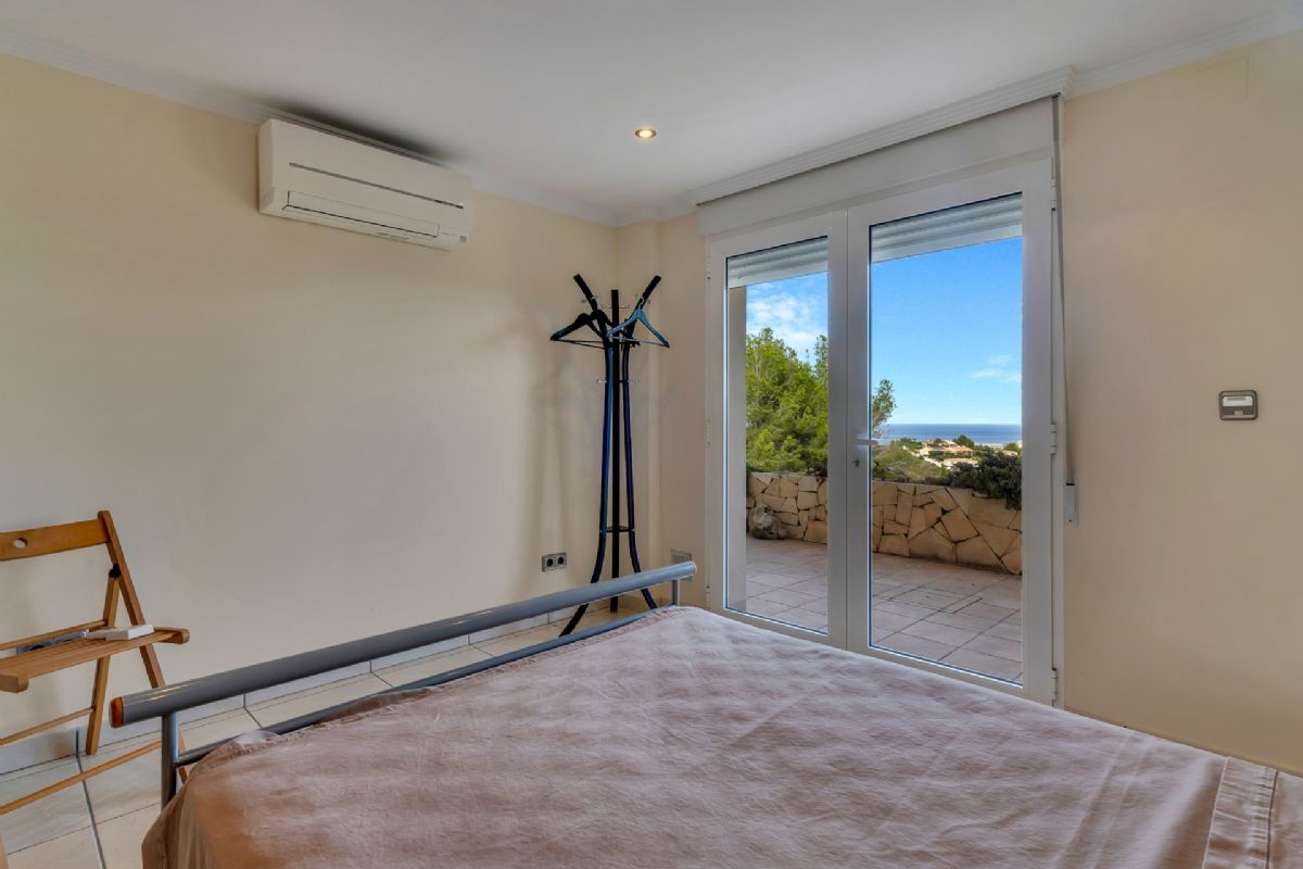Villa de lujo con espectaculares vistas al mar en Javea cerca de la playa 
Esta exclusiva propiedad, distribuida en tres plantas, se alza sobre una parcela de 1.
