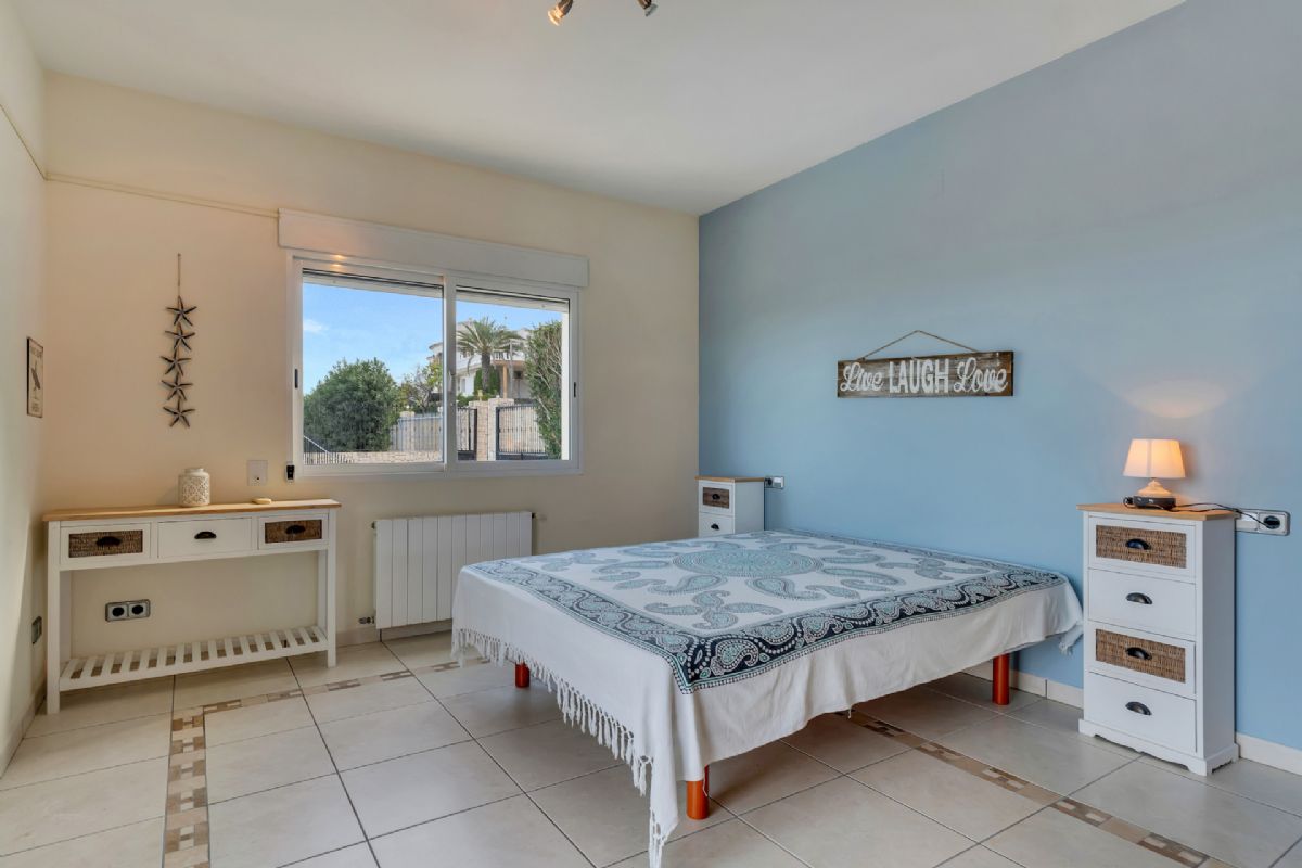Villa de lujo con espectaculares vistas al mar en Javea cerca de la playa 
Esta exclusiva propiedad, distribuida en tres plantas, se alza sobre una parcela de 1.