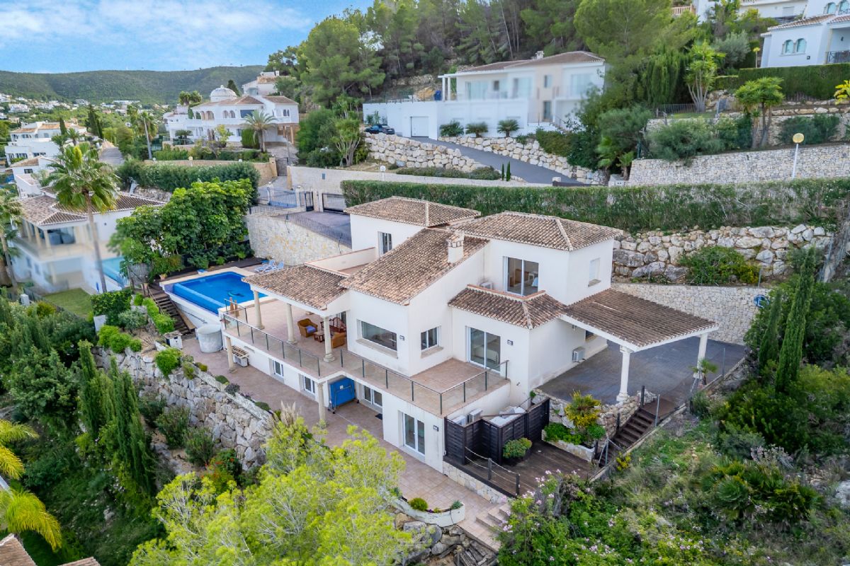 Villa de lujo con espectaculares vistas al mar en Javea cerca de la playa 
Esta exclusiva propiedad, distribuida en tres plantas, se alza sobre una parcela de 1.