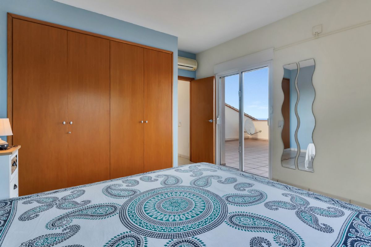 Villa de lujo con espectaculares vistas al mar en Javea cerca de la playa 
Esta exclusiva propiedad, distribuida en tres plantas, se alza sobre una parcela de 1.
