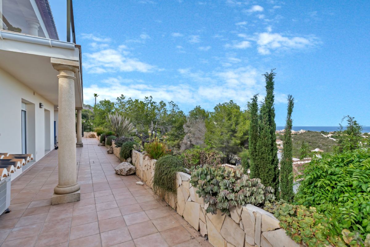 Villa de lujo con espectaculares vistas al mar en Javea cerca de la playa 
Esta exclusiva propiedad, distribuida en tres plantas, se alza sobre una parcela de 1.