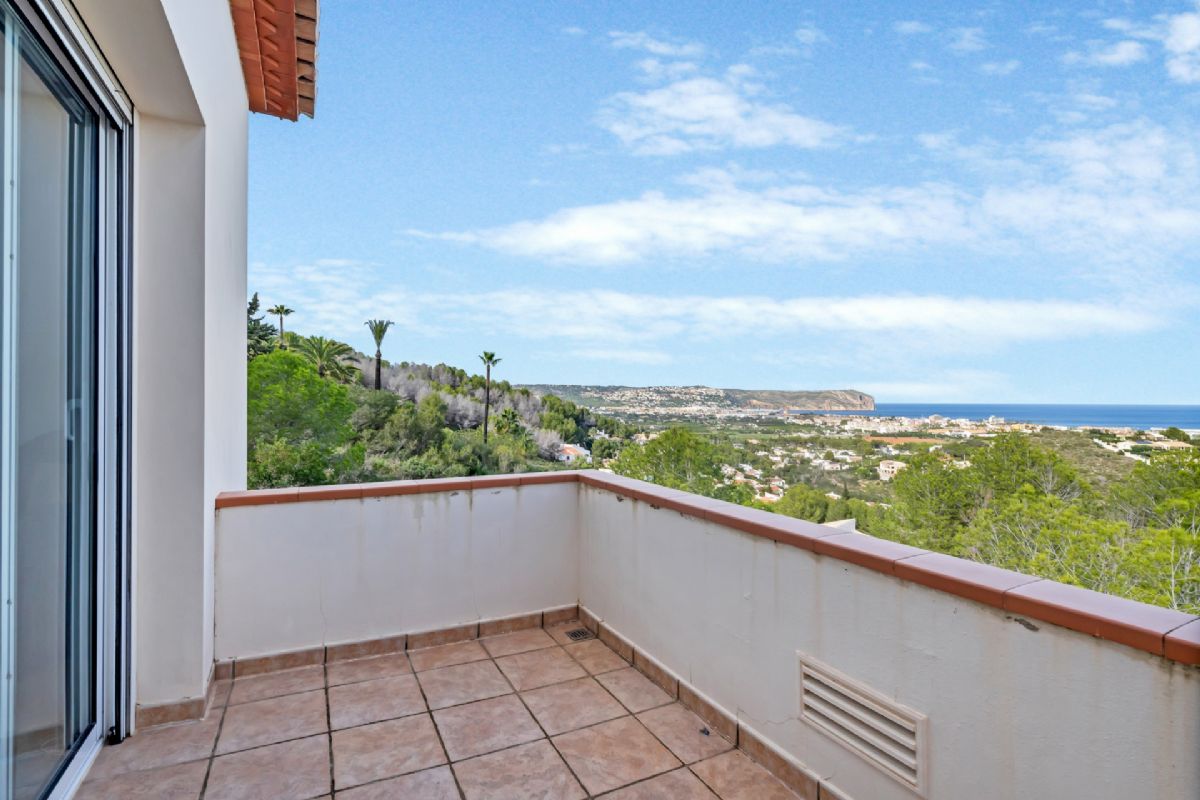Villa de lujo con espectaculares vistas al mar en Javea cerca de la playa 
Esta exclusiva propiedad, distribuida en tres plantas, se alza sobre una parcela de 1.