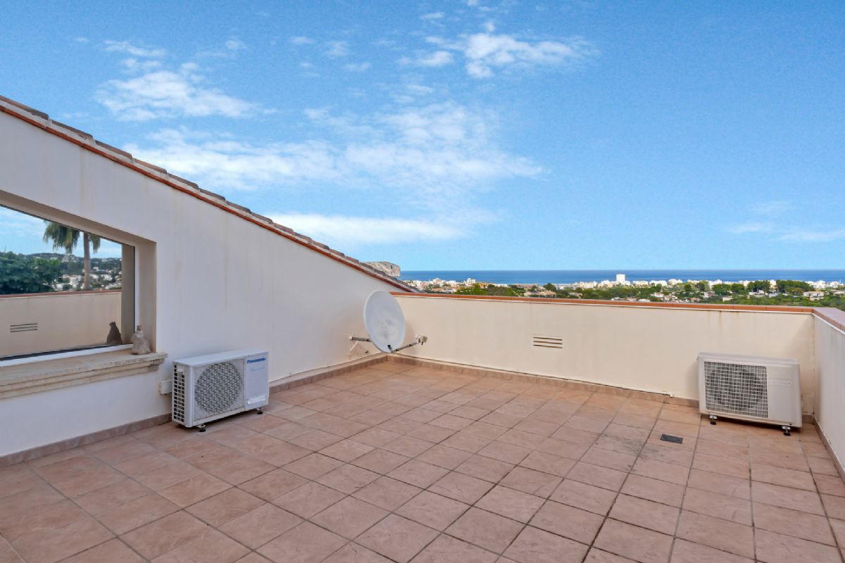Villa de lujo con espectaculares vistas al mar en Javea cerca de la playa 
Esta exclusiva propiedad, distribuida en tres plantas, se alza sobre una parcela de 1.