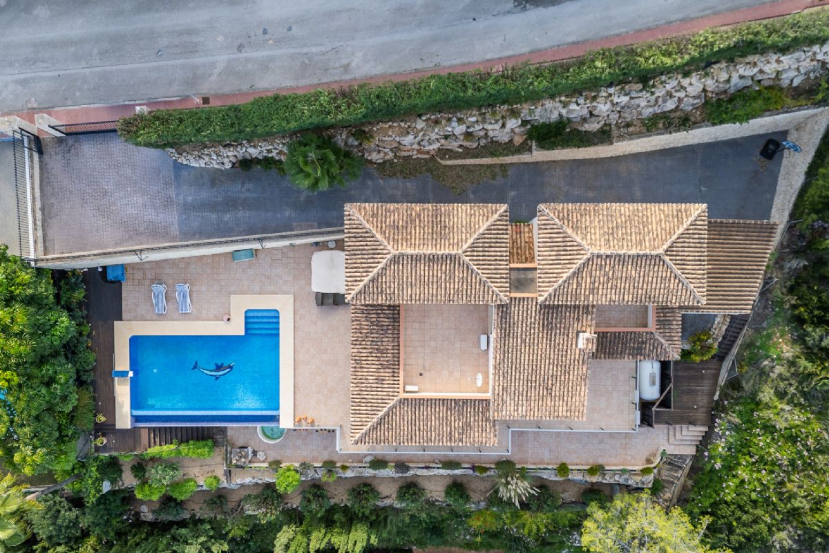 Villa de lujo con espectaculares vistas al mar en Javea cerca de la playa 
Esta exclusiva propiedad, distribuida en tres plantas, se alza sobre una parcela de 1.