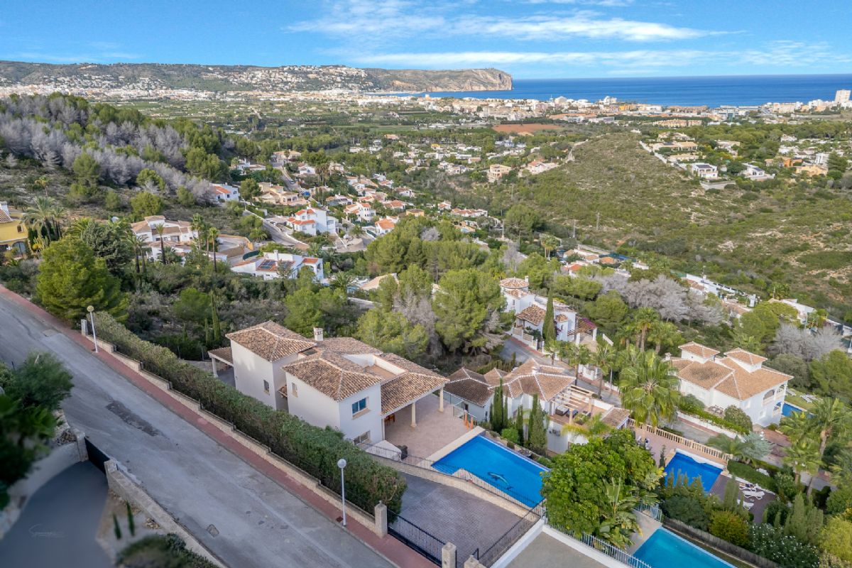 Villa de lujo con espectaculares vistas al mar en Javea cerca de la playa 
Esta exclusiva propiedad, distribuida en tres plantas, se alza sobre una parcela de 1.