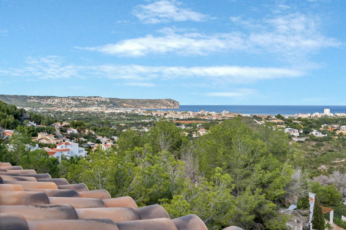 Villa de lujo con espectaculares vistas al mar en Javea cerca de la playa 
Esta exclusiva propiedad, distribuida en tres plantas, se alza sobre una parcela de 1.