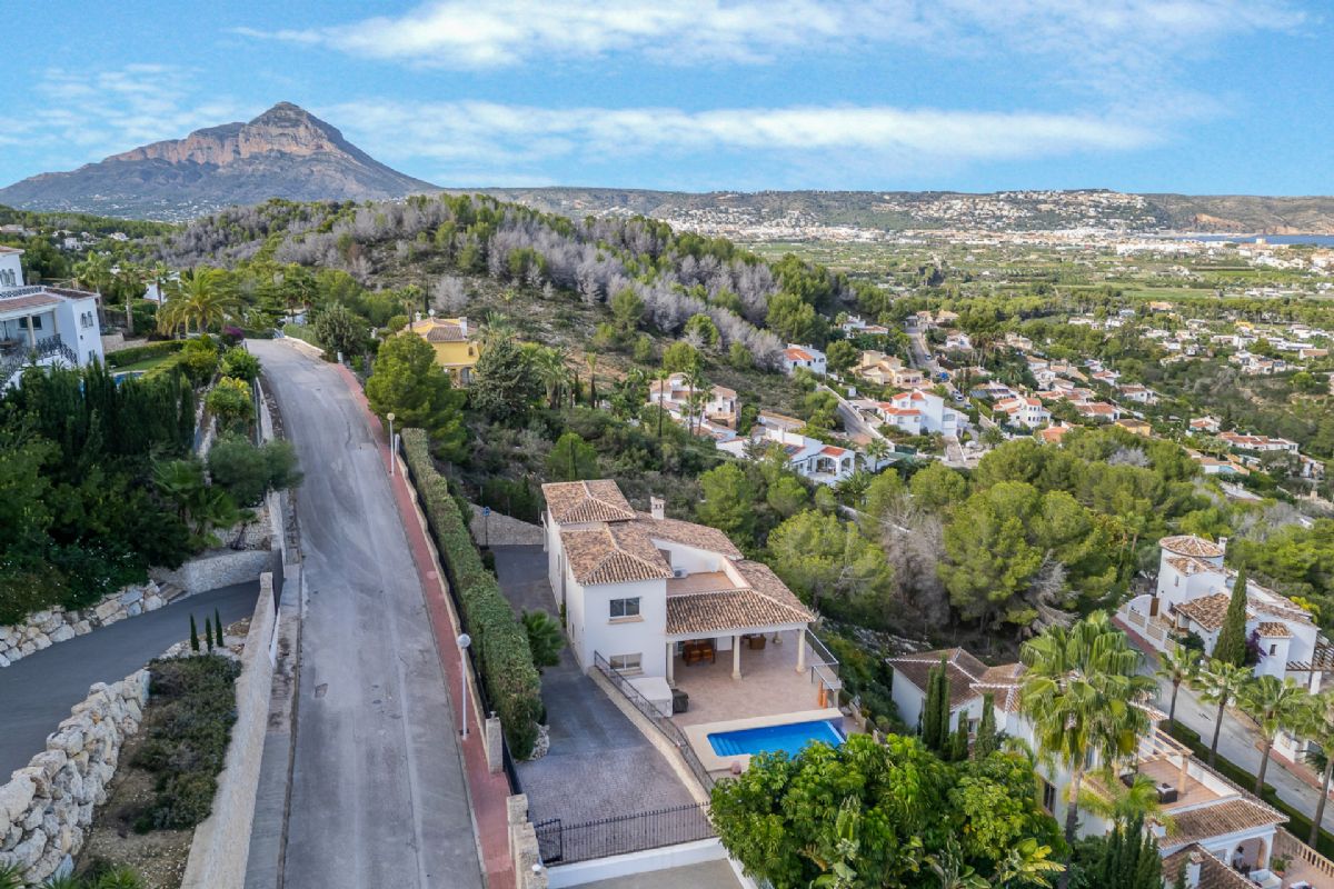 Villa de lujo con espectaculares vistas al mar en Javea cerca de la playa 
Esta exclusiva propiedad, distribuida en tres plantas, se alza sobre una parcela de 1.