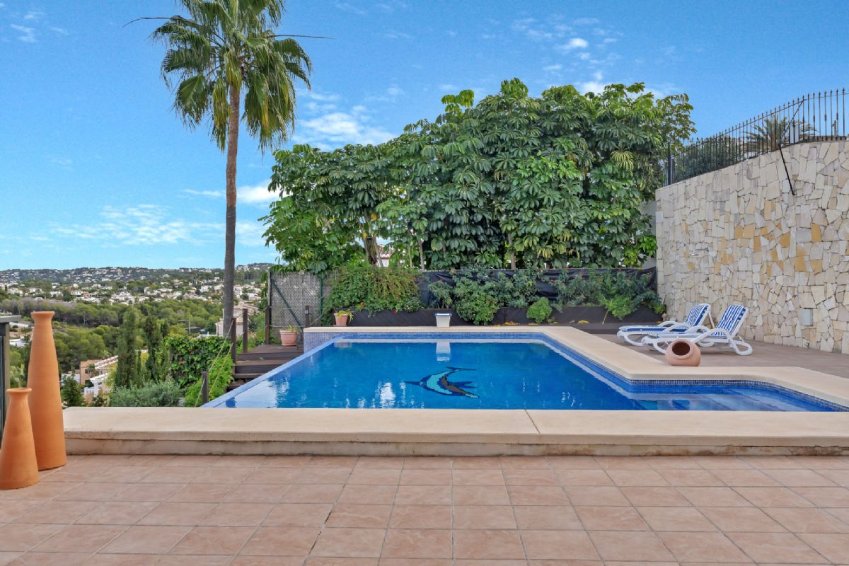 Villa de lujo con espectaculares vistas al mar en Javea cerca de la playa 
Esta exclusiva propiedad, distribuida en tres plantas, se alza sobre una parcela de 1.