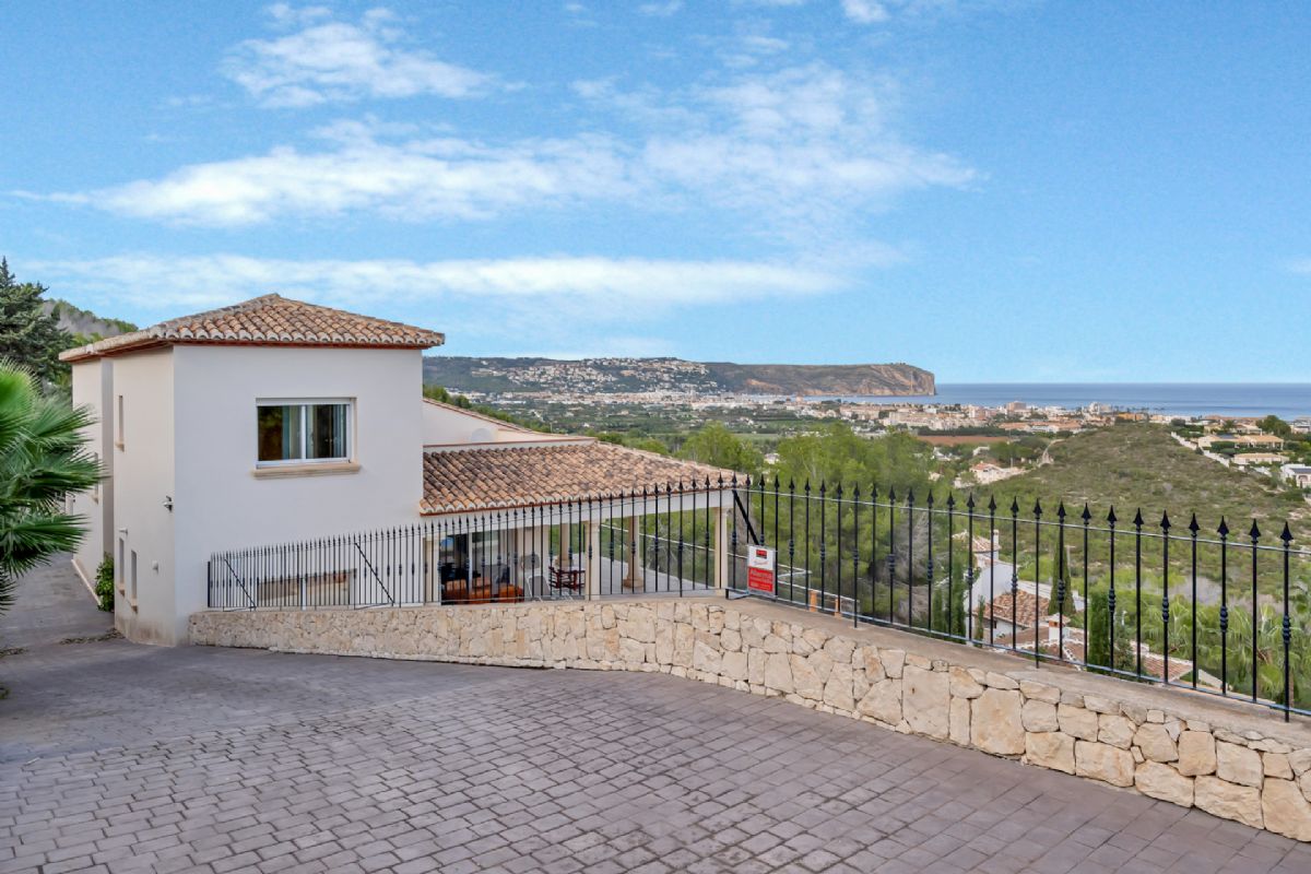 Villa de lujo con espectaculares vistas al mar en Javea cerca de la playa 
Esta exclusiva propiedad, distribuida en tres plantas, se alza sobre una parcela de 1.