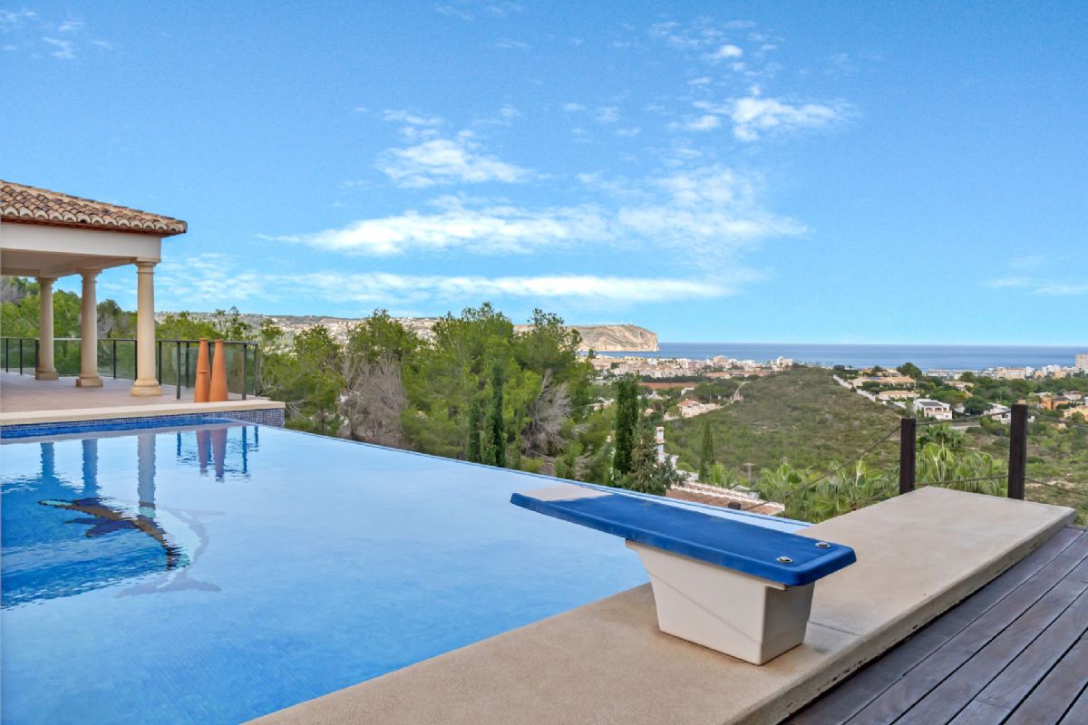 Villa de lujo con espectaculares vistas al mar en Javea cerca de la playa 
Esta exclusiva propiedad, distribuida en tres plantas, se alza sobre una parcela de 1.