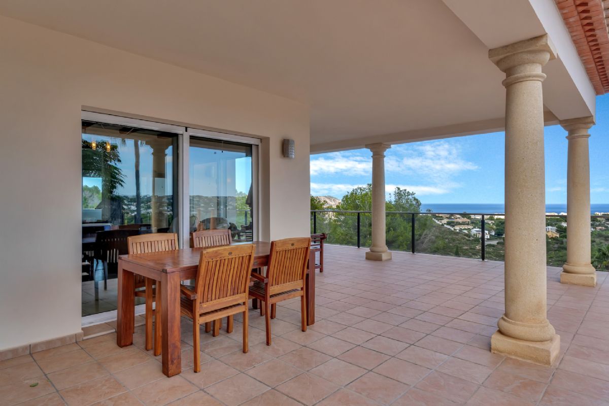 Villa de lujo con espectaculares vistas al mar en Javea cerca de la playa 
Esta exclusiva propiedad, distribuida en tres plantas, se alza sobre una parcela de 1.