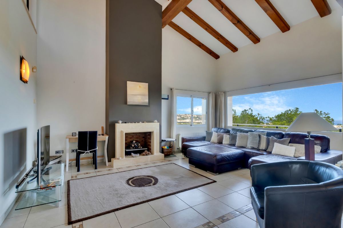 Villa de lujo con espectaculares vistas al mar en Javea cerca de la playa 
Esta exclusiva propiedad, distribuida en tres plantas, se alza sobre una parcela de 1.