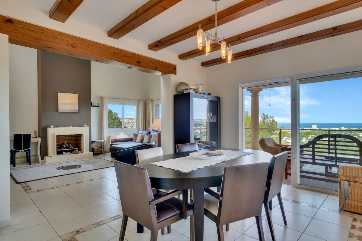 Villa de lujo con espectaculares vistas al mar en Javea cerca de la playa 
Esta exclusiva propiedad, distribuida en tres plantas, se alza sobre una parcela de 1.
