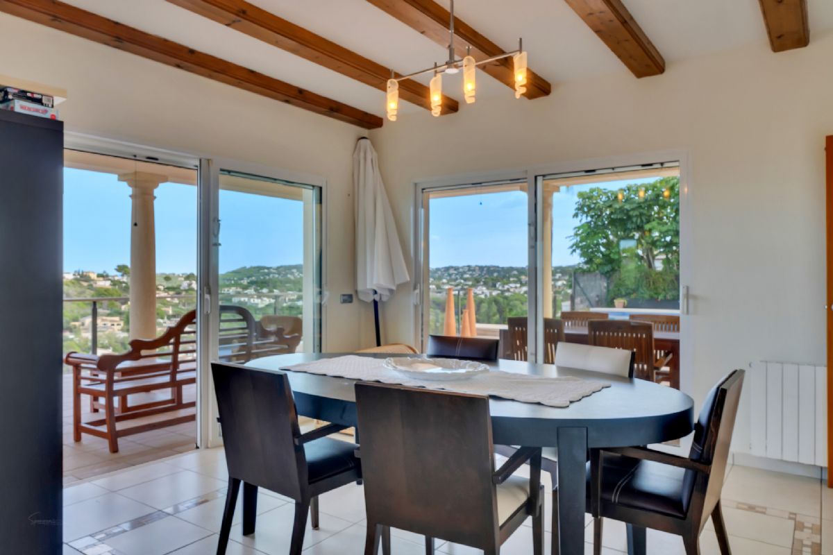 Villa de lujo con espectaculares vistas al mar en Javea cerca de la playa 
Esta exclusiva propiedad, distribuida en tres plantas, se alza sobre una parcela de 1.