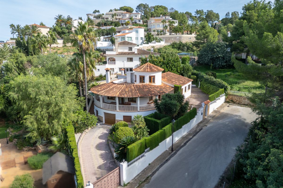 Villa en venta en Denia, a escasos metros de la playa
Ubicada en una de las zonas mas privilegiadas de Denia, a tan solo unos pasos de la playa
de La Marineta Cassiana, esta encantadora villa combina comodidad, amplitud y una
ubicacion excepcional junto al mar.
