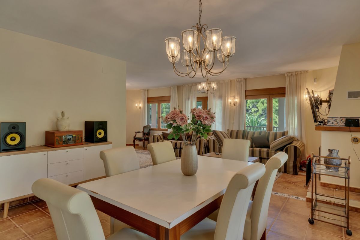 Villa en venta en Denia, a escasos metros de la playa
Ubicada en una de las zonas mas privilegiadas de Denia, a tan solo unos pasos de la playa
de La Marineta Cassiana, esta encantadora villa combina comodidad, amplitud y una
ubicacion excepcional junto al mar.