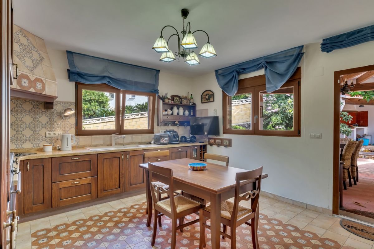 Villa en venta en Denia, a escasos metros de la playa
Ubicada en una de las zonas mas privilegiadas de Denia, a tan solo unos pasos de la playa
de La Marineta Cassiana, esta encantadora villa combina comodidad, amplitud y una
ubicacion excepcional junto al mar.