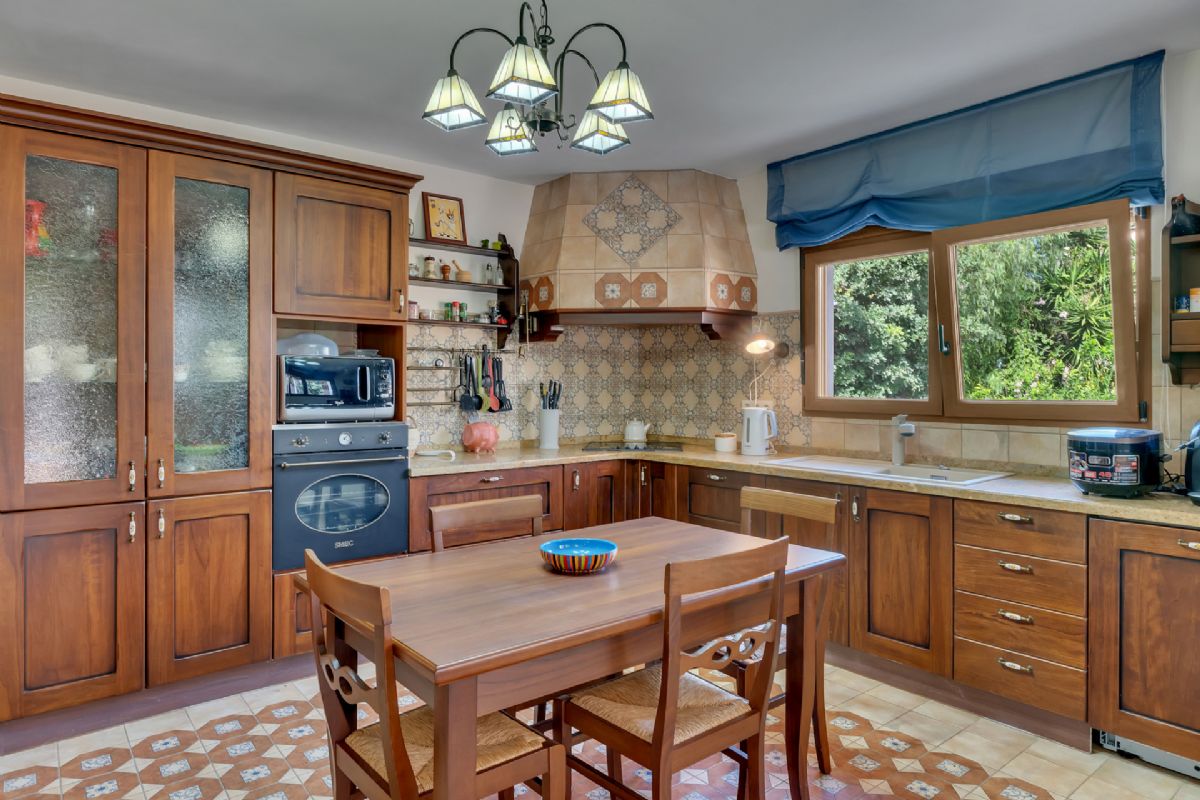 Villa en venta en Denia, a escasos metros de la playa
Ubicada en una de las zonas mas privilegiadas de Denia, a tan solo unos pasos de la playa
de La Marineta Cassiana, esta encantadora villa combina comodidad, amplitud y una
ubicacion excepcional junto al mar.