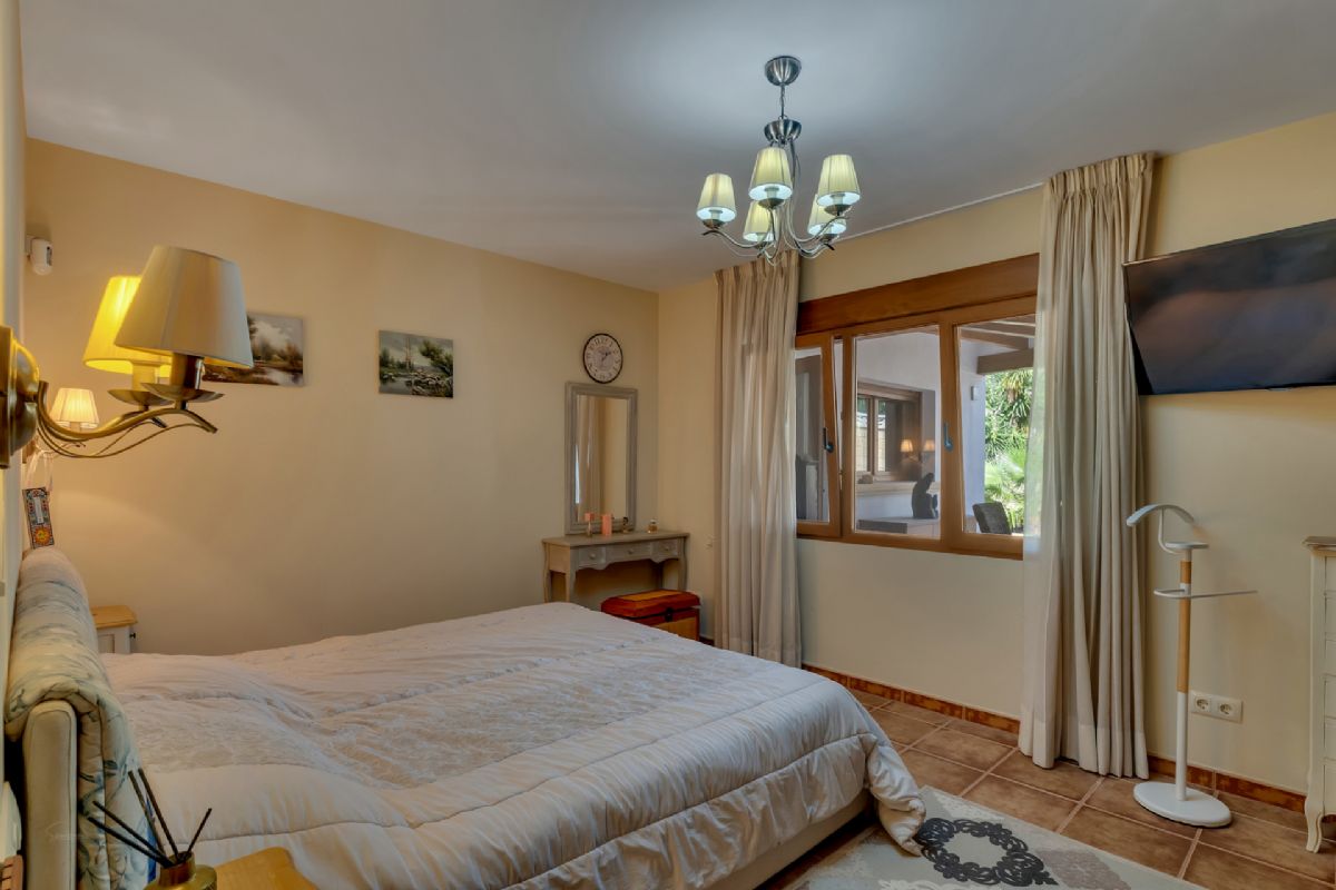 Villa en venta en Denia, a escasos metros de la playa
Ubicada en una de las zonas mas privilegiadas de Denia, a tan solo unos pasos de la playa
de La Marineta Cassiana, esta encantadora villa combina comodidad, amplitud y una
ubicacion excepcional junto al mar.