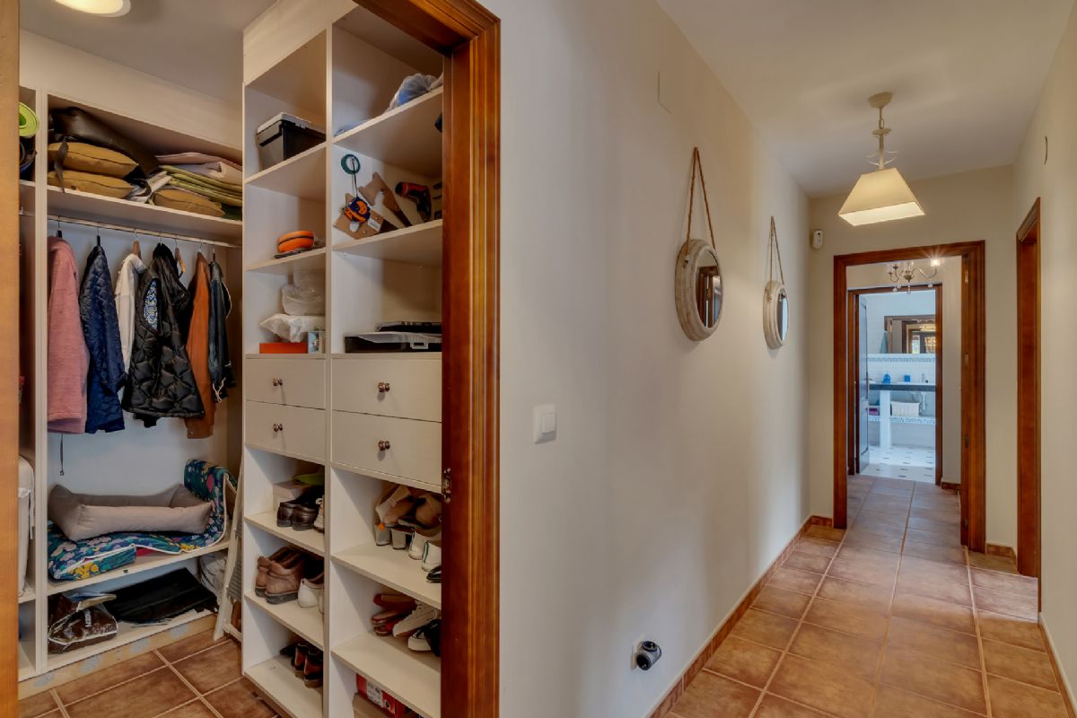 Villa en venta en Denia, a escasos metros de la playa
Ubicada en una de las zonas mas privilegiadas de Denia, a tan solo unos pasos de la playa
de La Marineta Cassiana, esta encantadora villa combina comodidad, amplitud y una
ubicacion excepcional junto al mar.