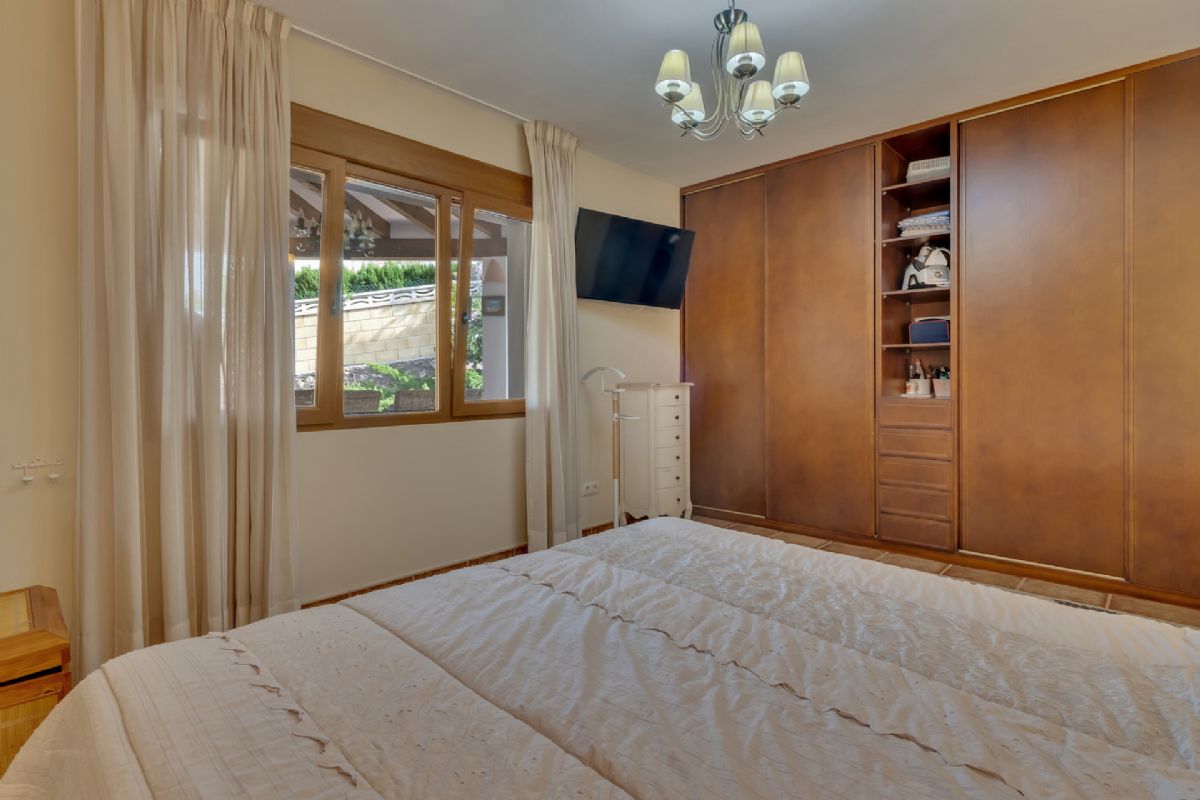 Villa en venta en Denia, a escasos metros de la playa
Ubicada en una de las zonas mas privilegiadas de Denia, a tan solo unos pasos de la playa
de La Marineta Cassiana, esta encantadora villa combina comodidad, amplitud y una
ubicacion excepcional junto al mar.