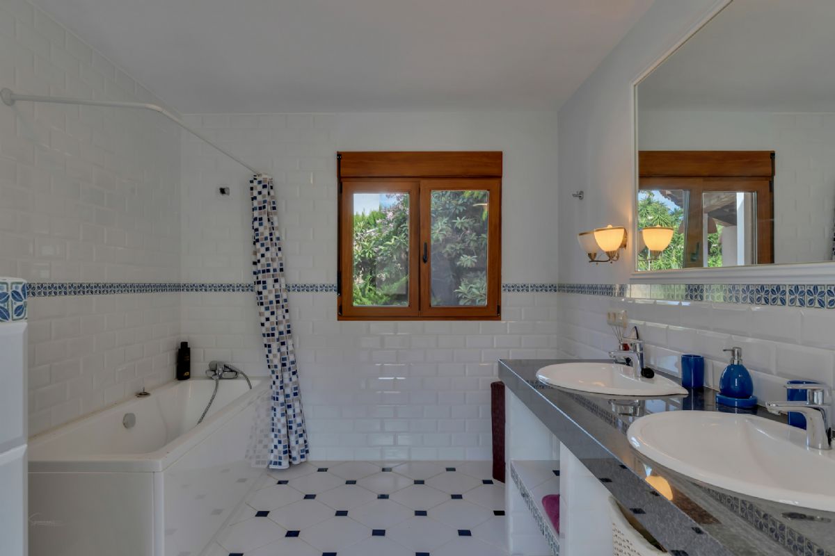 Villa en venta en Denia, a escasos metros de la playa
Ubicada en una de las zonas mas privilegiadas de Denia, a tan solo unos pasos de la playa
de La Marineta Cassiana, esta encantadora villa combina comodidad, amplitud y una
ubicacion excepcional junto al mar.