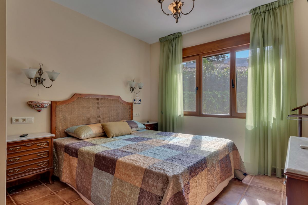 Villa en venta en Denia, a escasos metros de la playa
Ubicada en una de las zonas mas privilegiadas de Denia, a tan solo unos pasos de la playa
de La Marineta Cassiana, esta encantadora villa combina comodidad, amplitud y una
ubicacion excepcional junto al mar.
