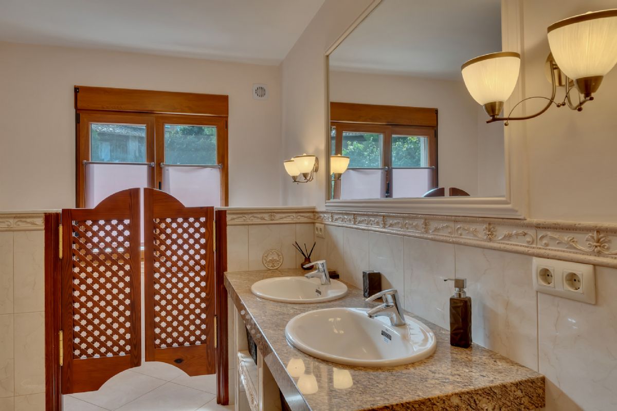 Villa en venta en Denia, a escasos metros de la playa
Ubicada en una de las zonas mas privilegiadas de Denia, a tan solo unos pasos de la playa
de La Marineta Cassiana, esta encantadora villa combina comodidad, amplitud y una
ubicacion excepcional junto al mar.