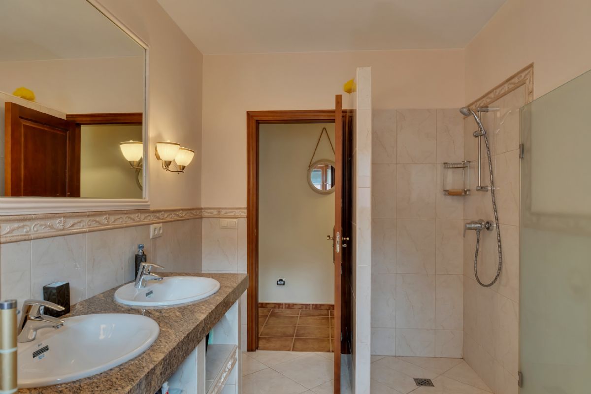 Villa en venta en Denia, a escasos metros de la playa
Ubicada en una de las zonas mas privilegiadas de Denia, a tan solo unos pasos de la playa
de La Marineta Cassiana, esta encantadora villa combina comodidad, amplitud y una
ubicacion excepcional junto al mar.