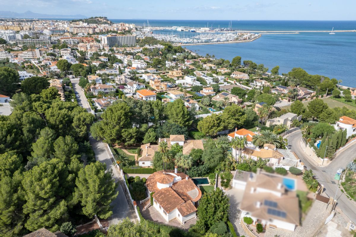 Villa en venta en Denia, a escasos metros de la playa
Ubicada en una de las zonas mas privilegiadas de Denia, a tan solo unos pasos de la playa
de La Marineta Cassiana, esta encantadora villa combina comodidad, amplitud y una
ubicacion excepcional junto al mar.