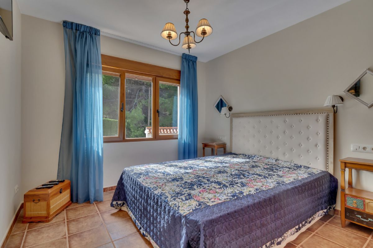 Villa en venta en Denia, a escasos metros de la playa
Ubicada en una de las zonas mas privilegiadas de Denia, a tan solo unos pasos de la playa
de La Marineta Cassiana, esta encantadora villa combina comodidad, amplitud y una
ubicacion excepcional junto al mar.
