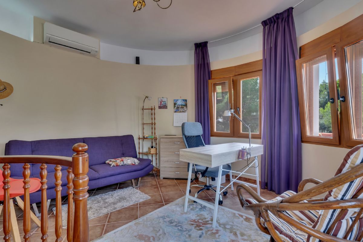 Villa en venta en Denia, a escasos metros de la playa
Ubicada en una de las zonas mas privilegiadas de Denia, a tan solo unos pasos de la playa
de La Marineta Cassiana, esta encantadora villa combina comodidad, amplitud y una
ubicacion excepcional junto al mar.