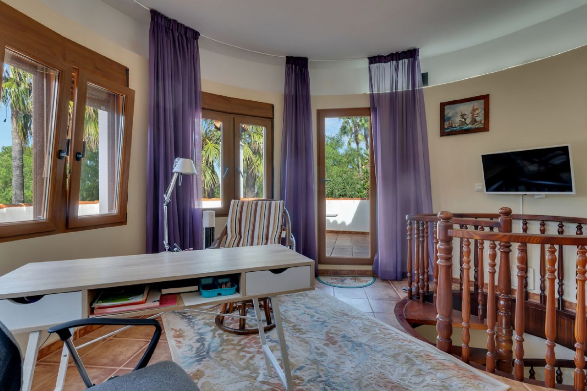 Villa en venta en Denia, a escasos metros de la playa
Ubicada en una de las zonas mas privilegiadas de Denia, a tan solo unos pasos de la playa
de La Marineta Cassiana, esta encantadora villa combina comodidad, amplitud y una
ubicacion excepcional junto al mar.