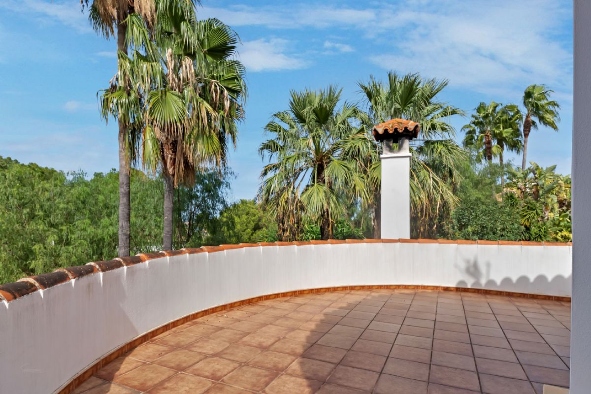Villa en venta en Denia, a escasos metros de la playa
Ubicada en una de las zonas mas privilegiadas de Denia, a tan solo unos pasos de la playa
de La Marineta Cassiana, esta encantadora villa combina comodidad, amplitud y una
ubicacion excepcional junto al mar.