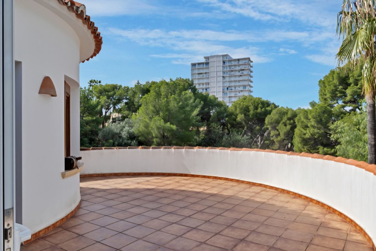 Villa en venta en Denia, a escasos metros de la playa
Ubicada en una de las zonas mas privilegiadas de Denia, a tan solo unos pasos de la playa
de La Marineta Cassiana, esta encantadora villa combina comodidad, amplitud y una
ubicacion excepcional junto al mar.
