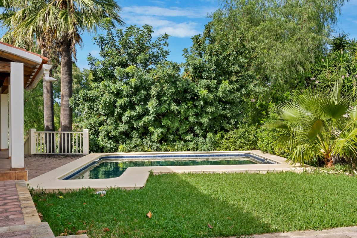 Villa en venta en Denia, a escasos metros de la playa
Ubicada en una de las zonas mas privilegiadas de Denia, a tan solo unos pasos de la playa
de La Marineta Cassiana, esta encantadora villa combina comodidad, amplitud y una
ubicacion excepcional junto al mar.