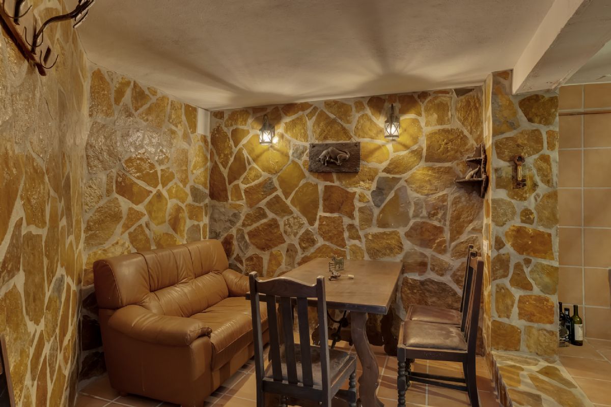 Villa en venta en Denia, a escasos metros de la playa
Ubicada en una de las zonas mas privilegiadas de Denia, a tan solo unos pasos de la playa
de La Marineta Cassiana, esta encantadora villa combina comodidad, amplitud y una
ubicacion excepcional junto al mar.